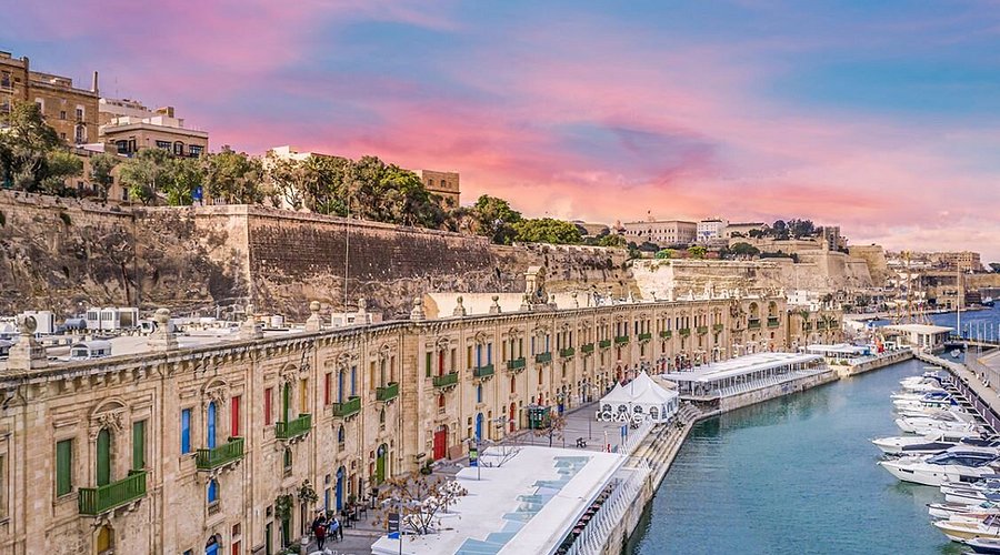 حجز طيران من الرياض إلى فاليتا