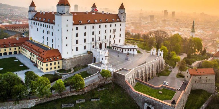 حجز طيران من الرياض إلى براتيسلافا