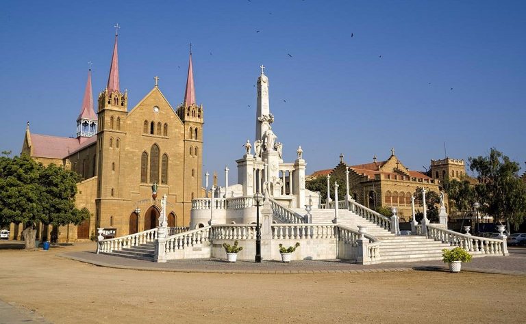 حجز طيران من الرياض إلى كراتشي