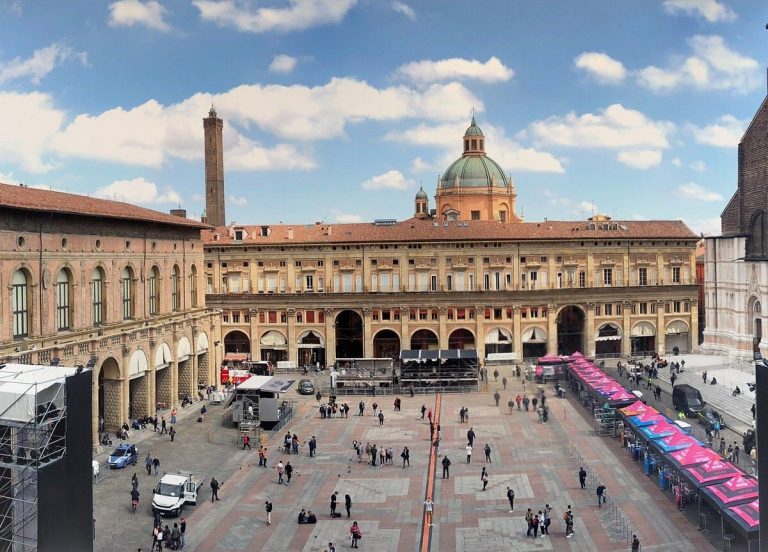 حجز طيران من الرياض إلى بولونيا